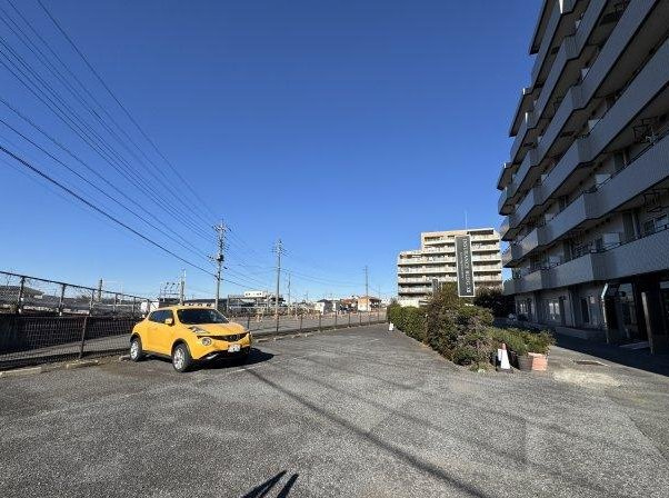 INSURANCE BLDG.ＸⅢの駐車場