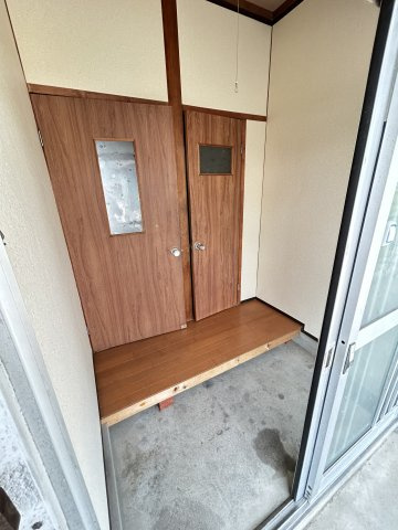 富田林市山中田アパートの玄関