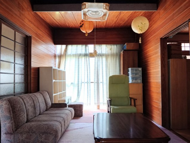 売中古戸建　藤枝市岡部町内谷の居間・リビング|１階南側リビングは木目の美しい内装が魅力。明るく落ち着いた雰囲気のリビングでゆったり過ごせます。