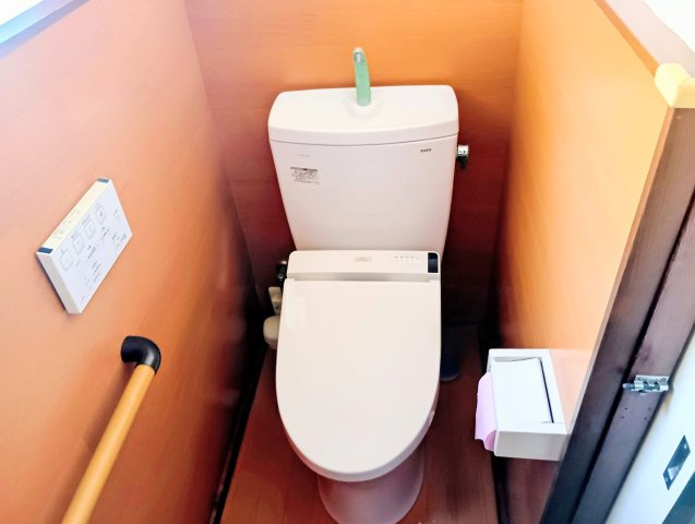 売中古戸建　藤枝市岡部町内谷のトイレ|温水洗浄便座・手すり付きで快適に使えるトイレ。毎日の暮らしに配慮した設備です。