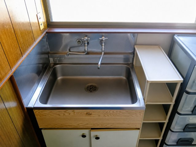 売中古戸建　藤枝市岡部町内谷の独立洗面台|窓付きで明るく風通しの良い洗面スペース。快適に身支度ができる空間です。