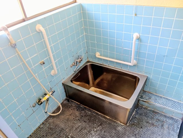 売中古戸建　藤枝市岡部町内谷の浴室|手すり付きで使いやすさに配慮した浴室。窓から自然光が入り、明るい印象です。