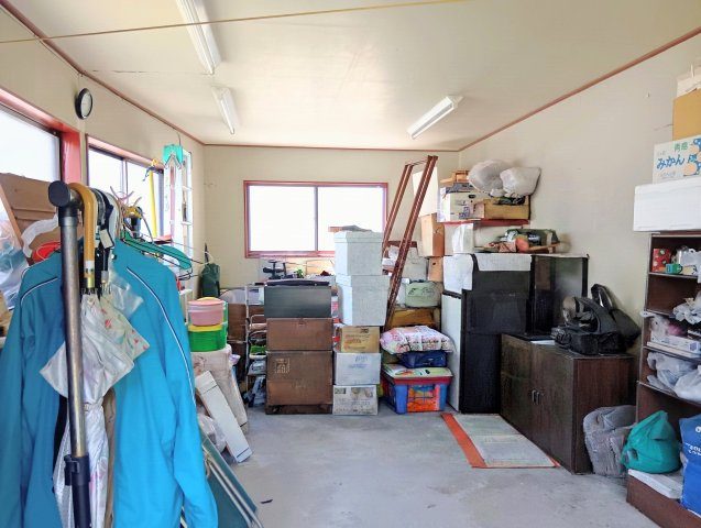 売中古戸建　藤枝市岡部町内谷のその他|離れの１階は、物置スペースとして使用。収納力豊富で趣味のお部屋やDIYにも活用可能です。