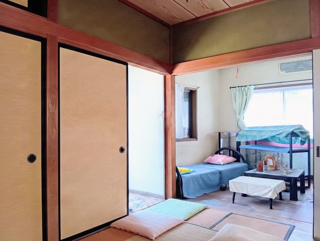 売中古戸建　藤枝市岡部町内谷の和室|離れ：和室・洋室を備えたはなれは、趣味や在宅ワークにもおすすめの空間。2部屋を一体的に利用でき開放感も魅力。