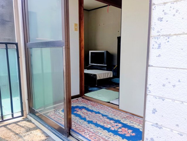 売中古戸建　藤枝市岡部町内谷の玄関|離れ２階の入口（玄関）母屋と程よい距離感で、多目的に活用できます。