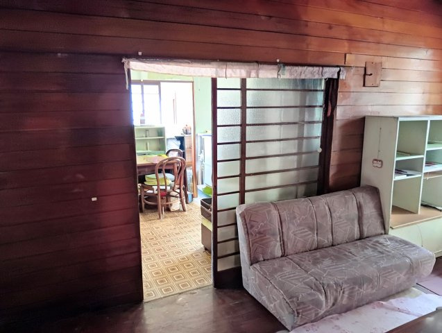 売中古戸建　藤枝市岡部町内谷の居間・リビング|リビングとダイニングキッチンがつながる間取り。家族との会話が弾む住空間です。