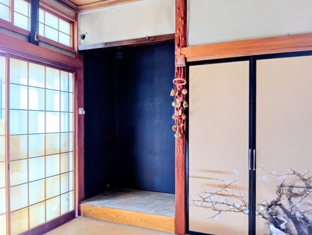 売中古戸建　藤枝市岡部町内谷の和室|元押入を床の間として使用。季節の花や置物を飾る飾りスペースとして活用可能。客間として気品ある雰囲気に。