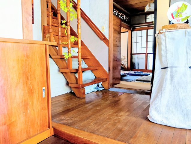 売中古戸建　藤枝市岡部町内谷の玄関|広々とした玄関がゆとりある暮らしを演出。来客時にも各部屋の中が見えにくく、プライバシーが守られます。
