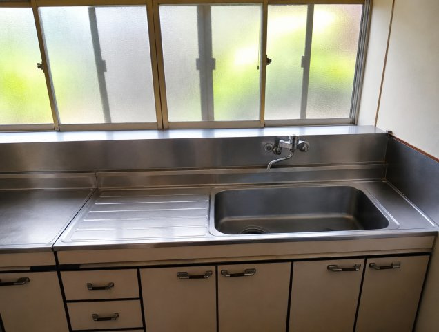 売中古戸建　藤枝市岡部町内谷のキッチン|大きな出窓から自然光が差し込む明るいキッチン。毎日気持ちよくお料理が楽しめます。収納も豊富です！
