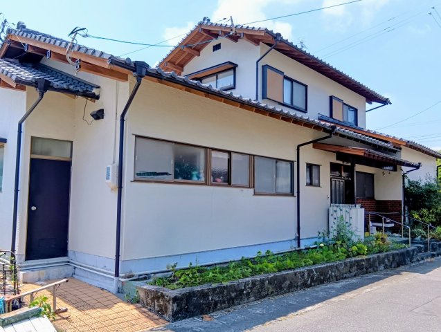 売中古戸建　藤枝市岡部町内谷の外観|ゴミ出しや荷物の搬入にも便利な勝手口付き。毎日の生活を快適にサポートします。