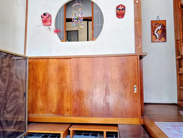 売中古戸建　藤枝市岡部町内谷の玄関|木の温もりあふれる玄関。趣ある円形の飾り窓が、住まいに和の風情を演出します。