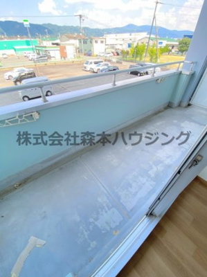 【バルコニー】 | 　コーポ小林 | 開放的で明るい空間を演出してくれるバルコニーです
