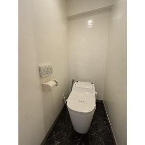 宮ノ前ビルのトイレ|落ち着いた色調のトイレです