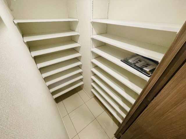 神戸市中央区北長狭通４丁目の賃貸マンションの収納