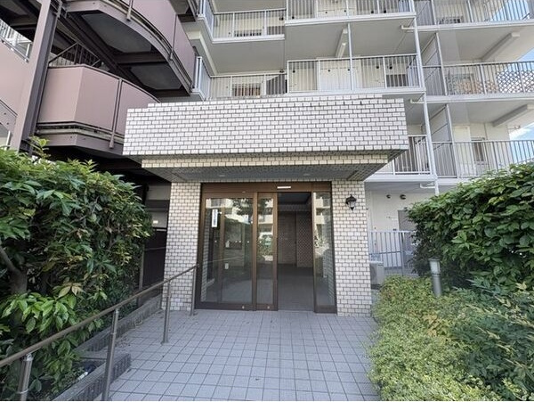神戸市東灘区魚崎南町２丁目の賃貸マンションのエントランス