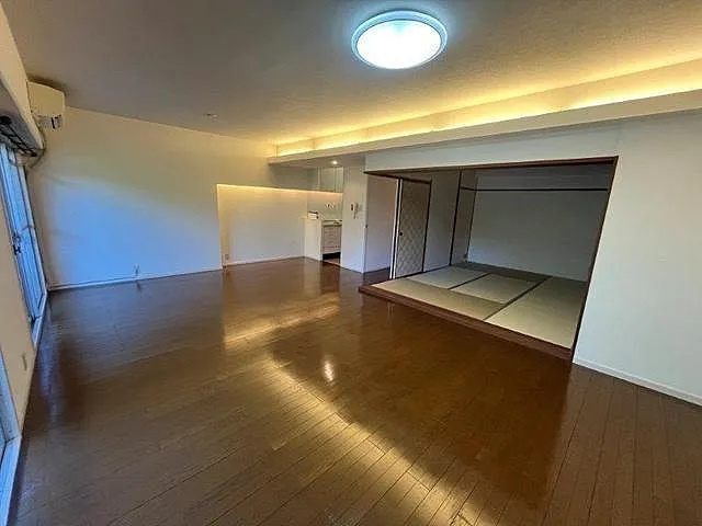 芦屋市朝日ケ丘町の賃貸マンションの居間・リビング