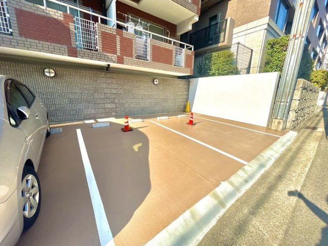 ジュリアス中山手の駐車場