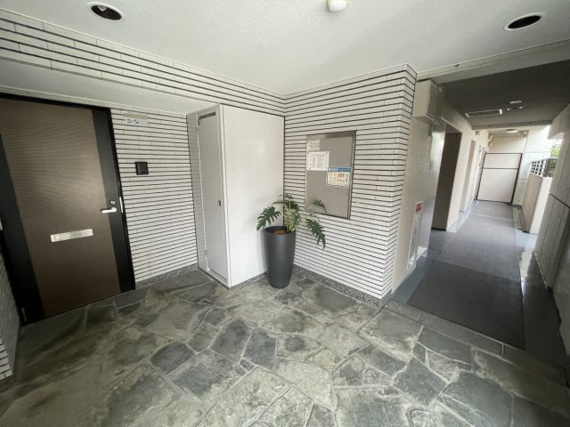 芦屋市西芦屋町の賃貸マンションのエントランス