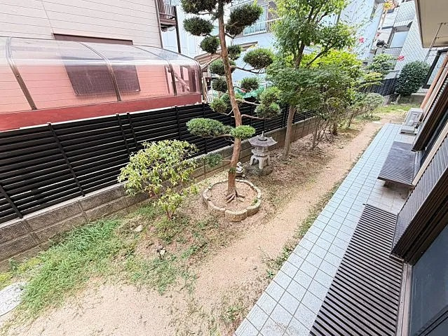 神戸市東灘区深江南町４丁目の賃貸マンションの庭