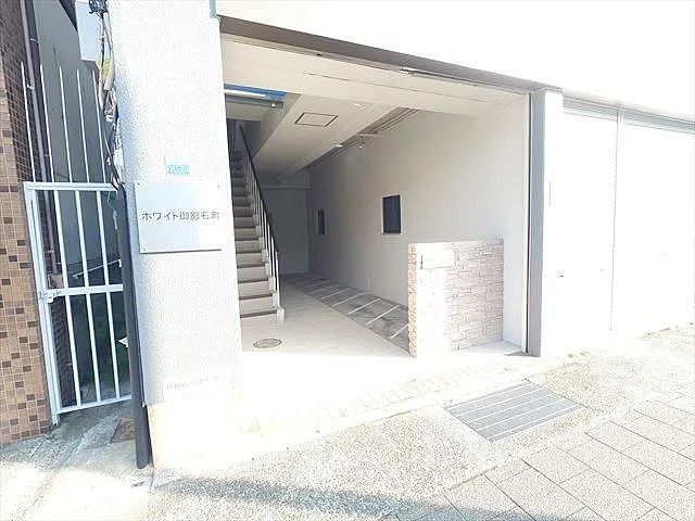 神戸市東灘区御影石町３丁目の賃貸マンションのエントランス