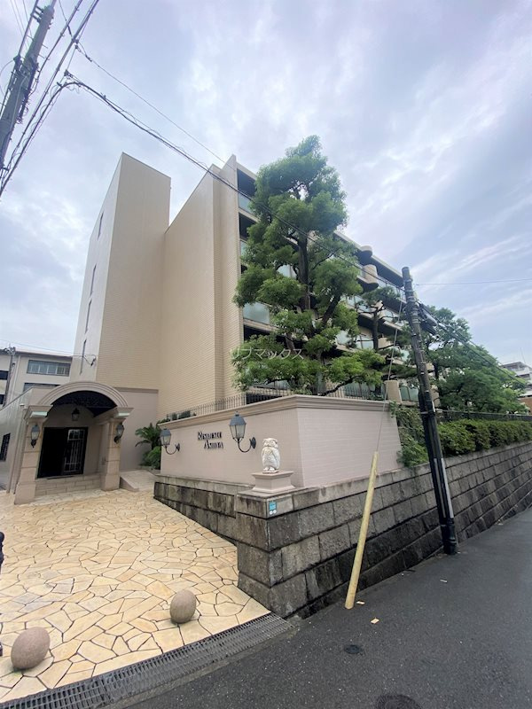 芦屋市平田町の賃貸マンションの外観
