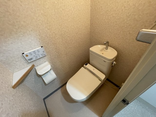 芦屋市平田町の賃貸マンションのトイレ