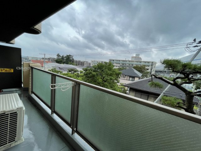 芦屋市平田町の賃貸マンションのバルコニー