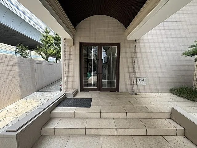 芦屋市平田町の賃貸マンションのエントランス
