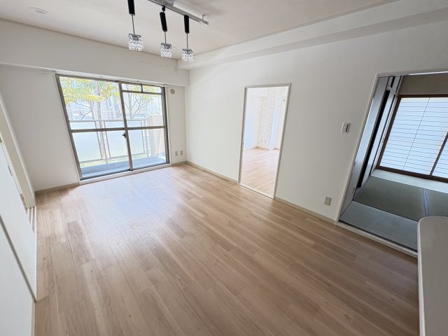 芦屋市平田町の賃貸マンションの居間・リビング