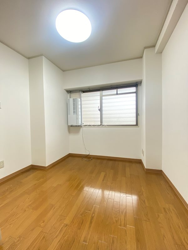芦屋市平田町の賃貸マンションの居間・リビング
