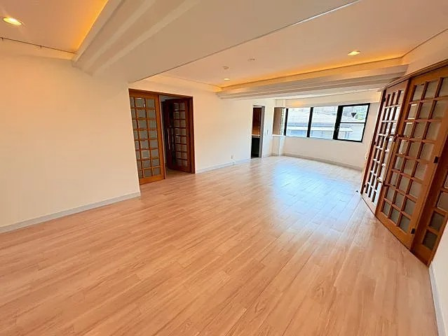 芦屋市三条町の賃貸マンションの居間・リビング