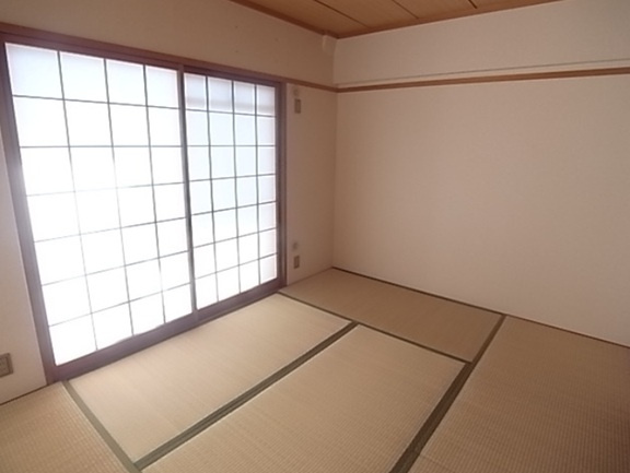 神戸市灘区水車新田字宮坂の賃貸マンションの居間・リビング
