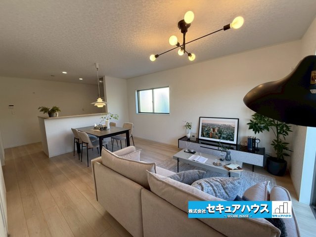 【同施工物件ご案内可能】みよし市福谷町蔵屋敷　全3棟の内観：施工例|【LDKイメージ】
◆家族揃ってリビングで過ごすお休みの日が、楽しみになる場所となることでしょう。
◆対面式のオープンキッチンは、家事をしながら家族の様子が一目でわかる安心＆便利設備♪　　　　　　　　