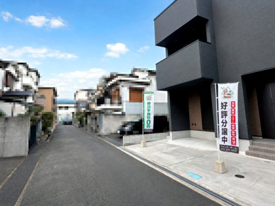 【外観】 | マイタウン豊中市服部南町4丁目◇◆モデルハウス◇◆ | 【現地モデルハウス写真】
前面道路約4.7ｍ♪
省エネ基準適合住宅！
耐震等級3級！
宅配ボックス標準装備！