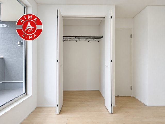 福津市畦町第1-4棟（3号棟）の収納|洋服や大きな荷物が多い方や人数の多いご家族などは、一般的なクローゼットよりもウォークインクローゼットのほうが使い勝手が良いです。