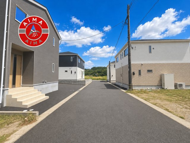 福津市畦町第1-4棟（3号棟）の前面道路含む現地写真|前面道路は閑静な住宅地をはしる車通りの少ない道路。お車の出し入れが苦手なママや小さなお子様にも安心ですね。しっかり舗装もされているので、ベビーカーや自転車で通っても快適に通行できます。