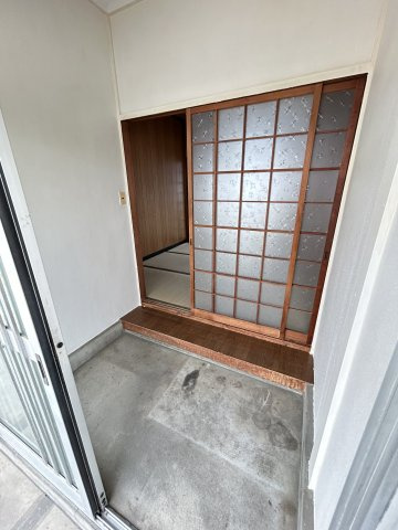 富田林市山中田アパートの玄関