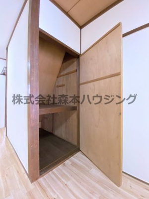 【収納】 | 　門真市常盤町24テラスハウス | 便利な階段下収納です