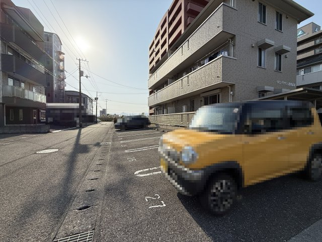 リビングタウン北川添 B棟の駐車場