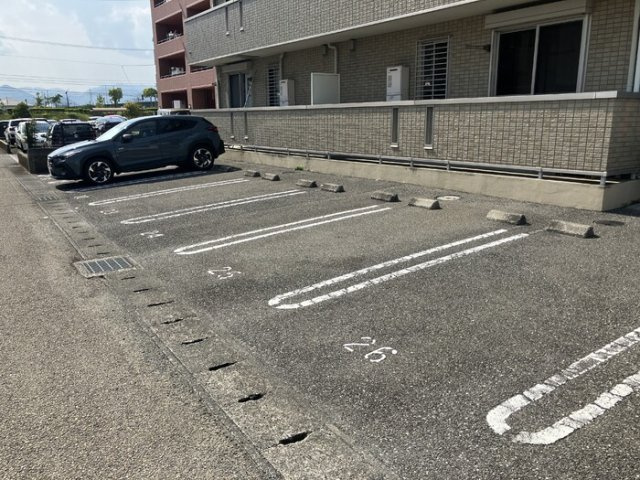リビングタウン北川添 B棟の駐車場|駐車場