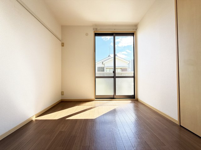 フレグランス桃源の洋室