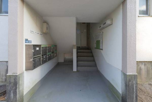 ビレッジハウス近見4号棟のエントランス|ゆとりのあるエントランスです