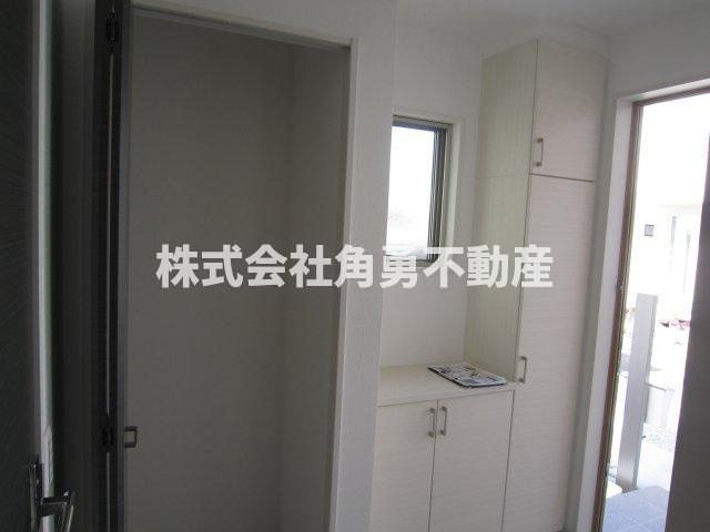 伊勢原市八幡台3期　新築一戸建て　2号棟の内観：施工例|《施工例》玄関収納
