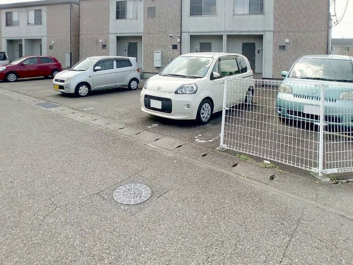 ユニフレックス砺波　Ｂの駐車場
