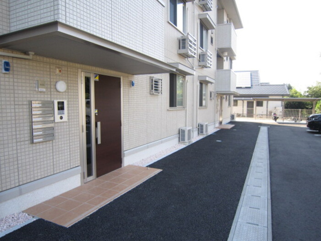 熊本市南区城南町宮地のアパートのエントランス