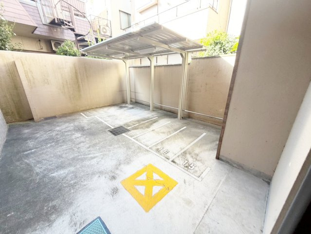 BeeHive吹田駅前の駐車場