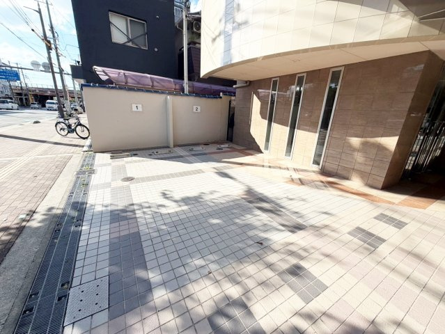 BeeHive吹田駅前の駐車場