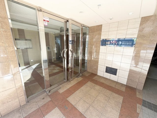BeeHive吹田駅前のエントランス