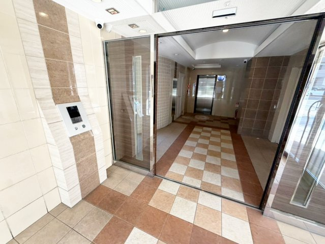 BeeHive吹田駅前のエントランス