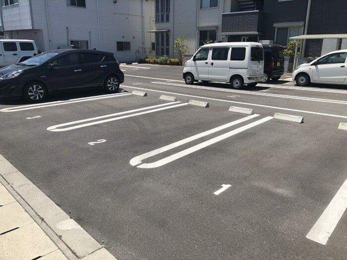 グランドゥール中庄の駐車場